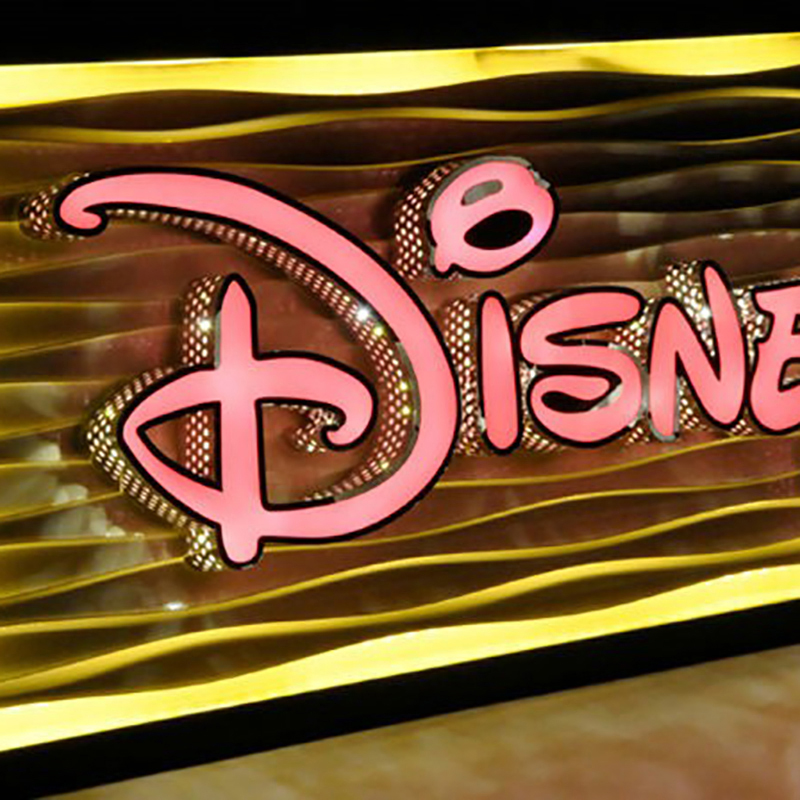 定制门头招牌 探索LED灯珠、穿孔字、亚克力与树脂字的数字广告制作